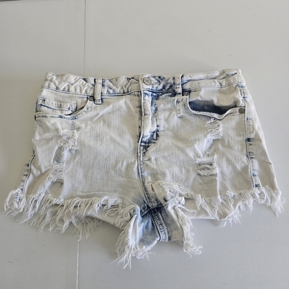 Altar'd State Womens Jean Shorts Mid Rise Sz 28 Washed Ripped Beach Summer - Picture 4 of 5